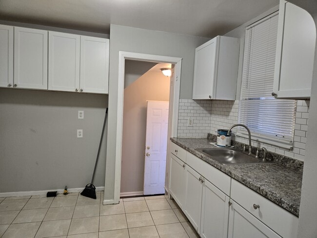 Building Photo - 19758 Fairport St