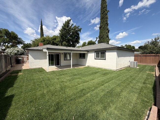 Building Photo - 2616 Casita Dr