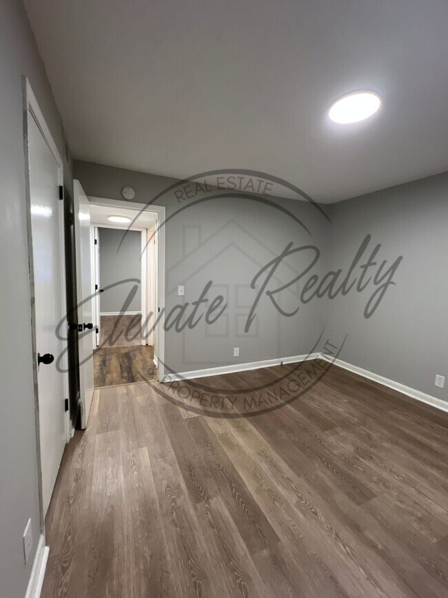 Building Photo - Trailwood Circle 909-911