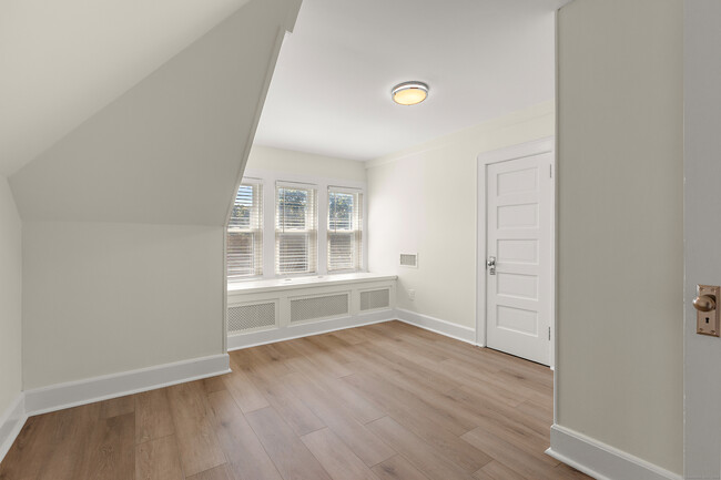Building Photo - 18 Wessels Pl