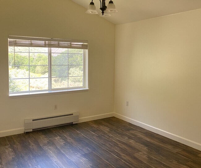 Building Photo - River View Condominium! PRICE REDUCED!