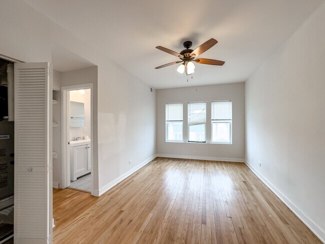 Building Photo - 4405 N Kimball Ave