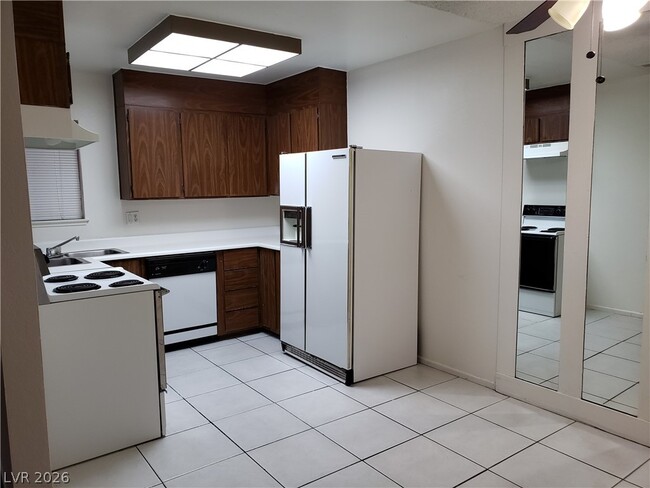 Building Photo - 2440 Paradise Village Way