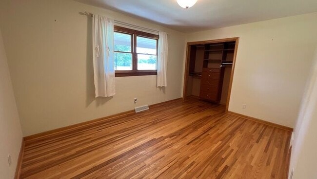 Building Photo - Westerville Ranch overlooking Hoover