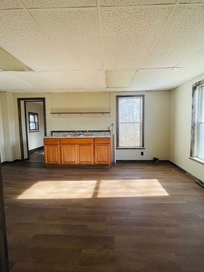 Building Photo - Newly renovated 3 Bed / 1 1/2 Bath home wi...