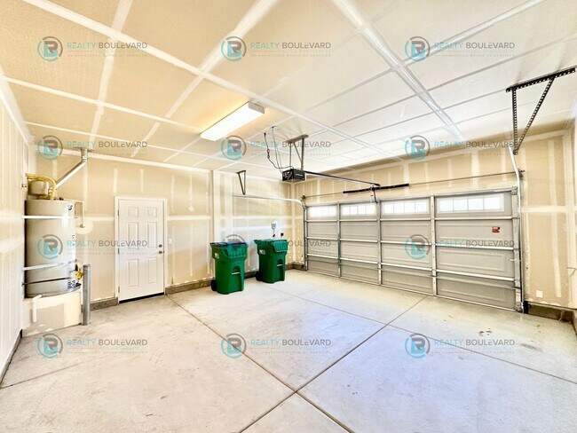 Building Photo - 3 Bedroom 2 Bathroom with Garage covered patio and beautiful yard!