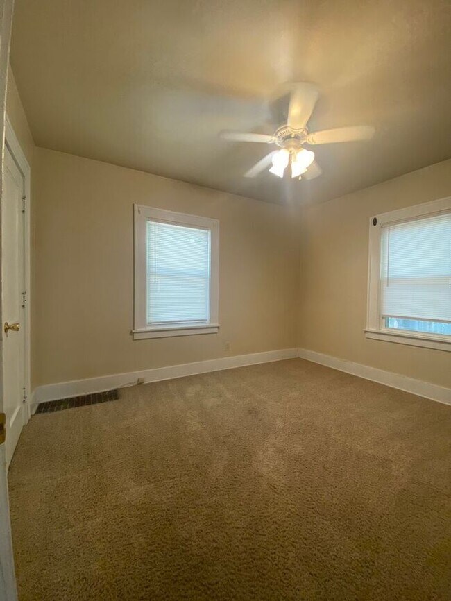 Building Photo - $2,200 | 3 Bedroom, 1.5 Bathroom House | P...