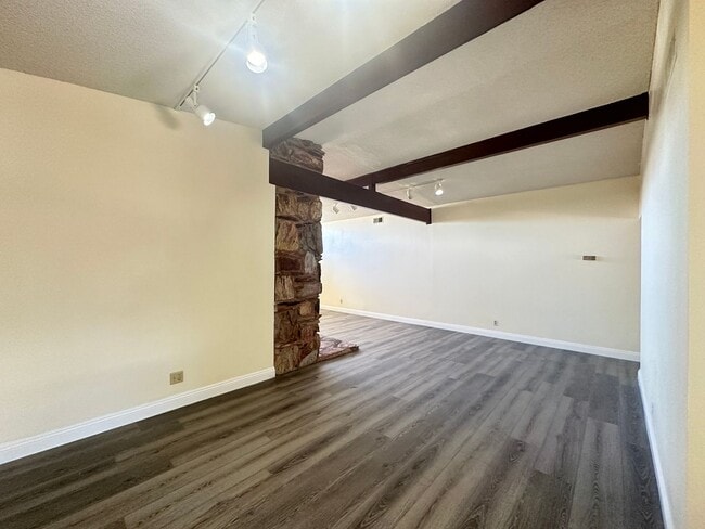 Building Photo - Washington & Jones