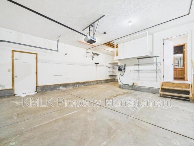 Building Photo - 411 Treeview Dr