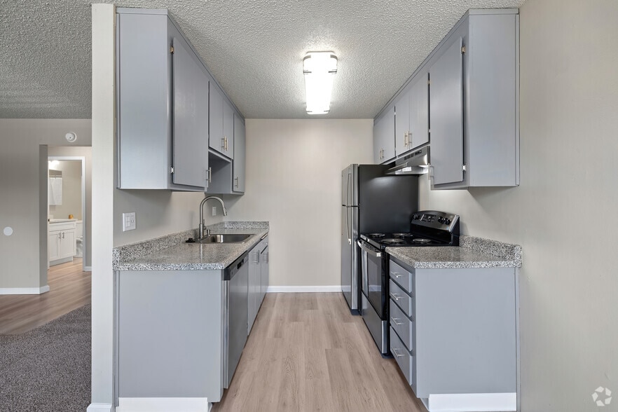 1BD, 1BA - 623SF Kitchen - Northview Apartments