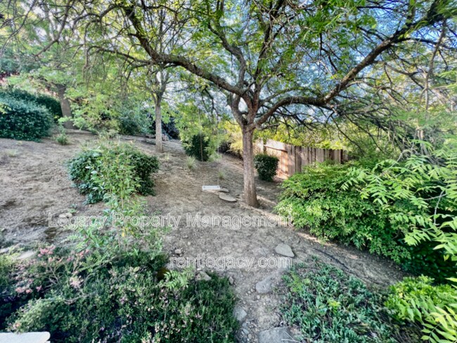 Building Photo - 2552 Cotswold Hill Dr