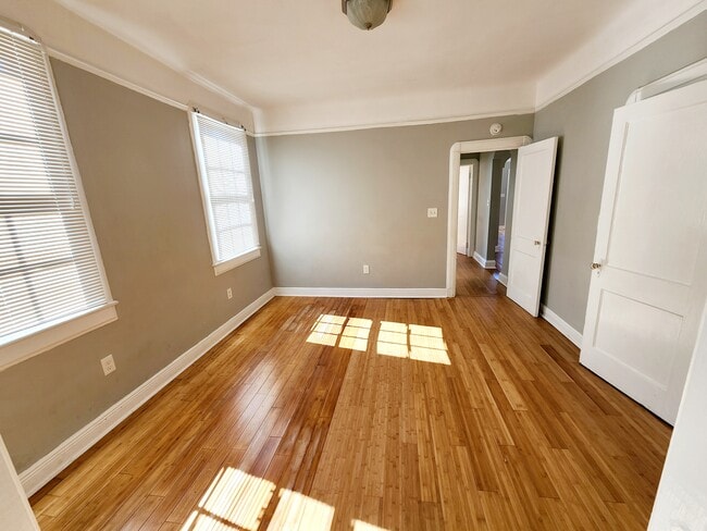 Building Photo - 2333 Pauline St