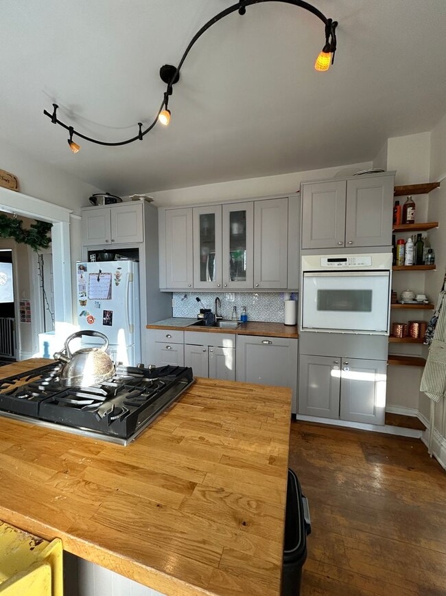 Building Photo - 424 E 10th St