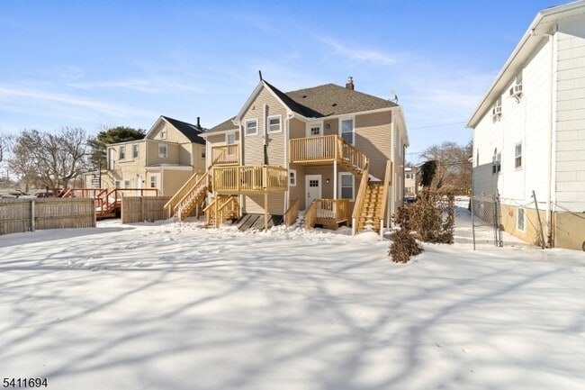 Building Photo - 824 George St