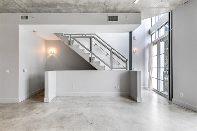 Building Photo - 721 SE 12th Ct