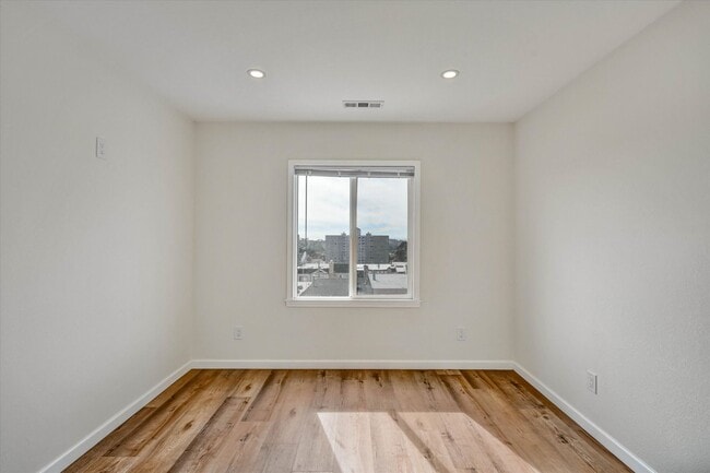 Building Photo - 123 Byxbee St