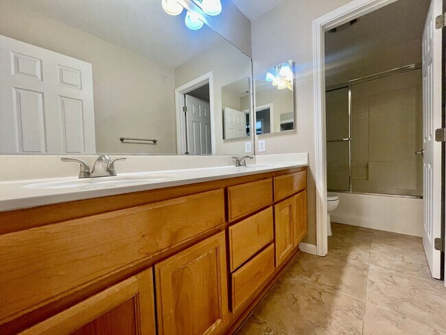 Building Photo - Beautiful 6 Bed, 3 Bath on court in Brentwood