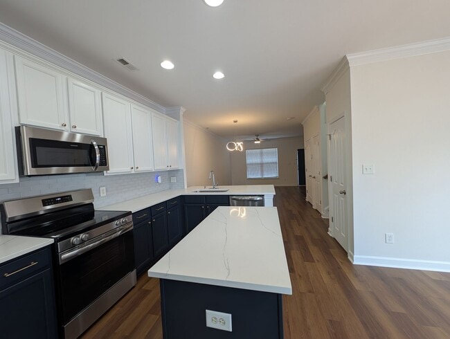 Building Photo - Pristine End Unit Townhome located in the Prosperity Place community!