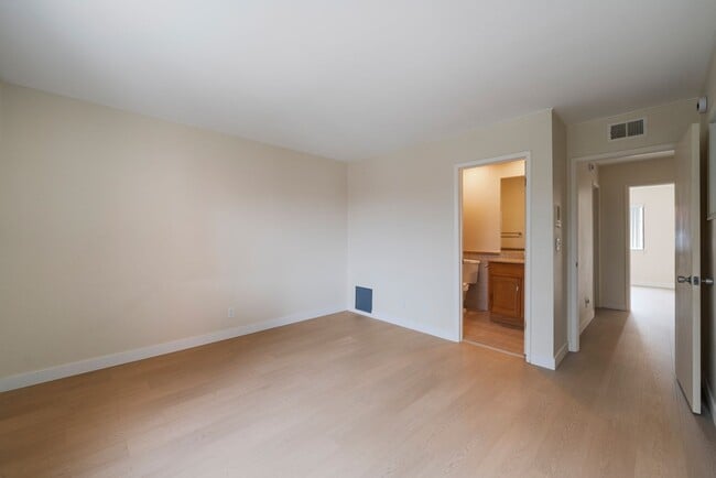 Building Photo - RPV Remodeled 2 bed 3 bath townhome in gat...