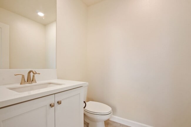 Building Photo - Charming Yorba Linda Townhome