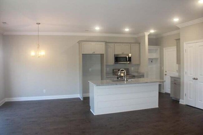 Building Photo - 539 NE Bellingham Dr