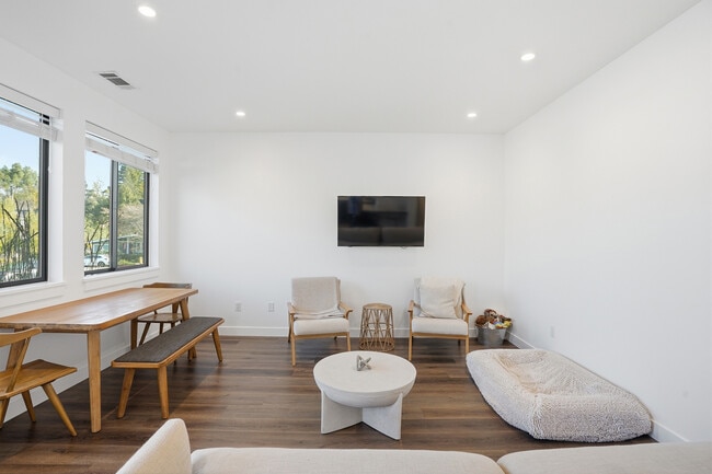 Building Photo - 259 Almond St