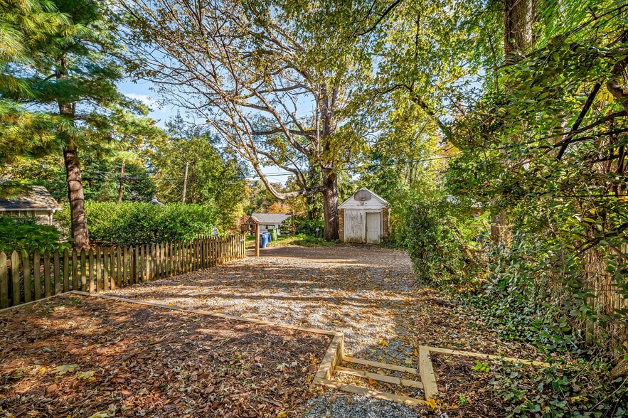 Rear private parking accessible from the alley - 4629 Keswick Rd