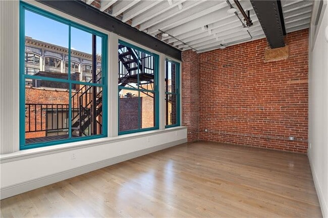 Building Photo - 915 Liberty Ave