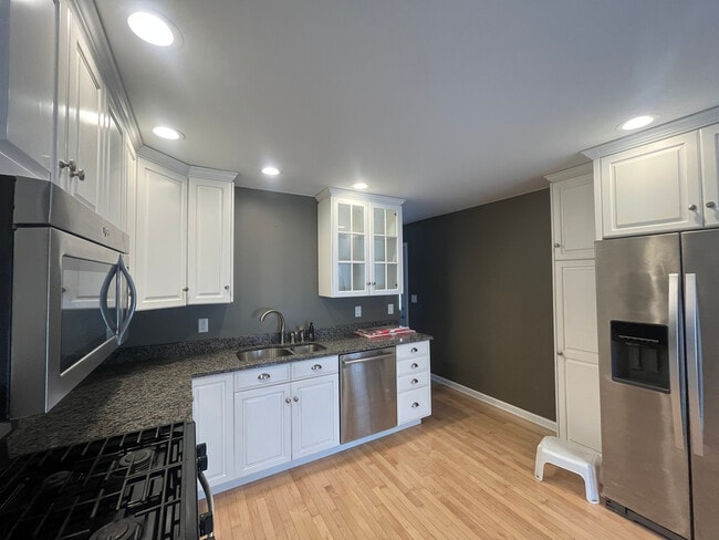 Building Photo - 229 S Dearborn Ave