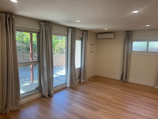 Building Photo - Rees