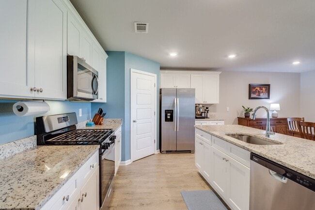 Building Photo - Beautiful 4 bed 2 bath