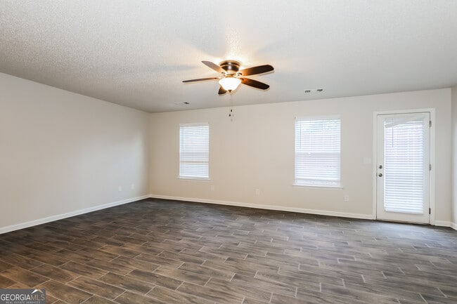 Building Photo - 1924 Simmons Ln