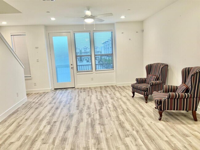 Building Photo - 393 N Centro Cir
