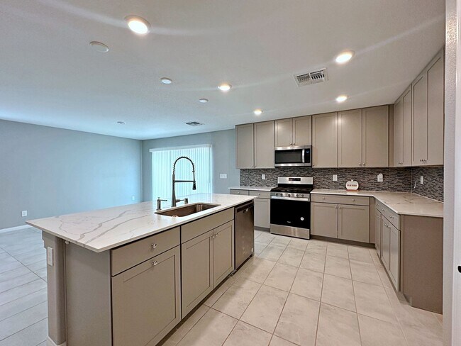 Building Photo - 4 BEDROOM + LOFT HOME IN GATED COMMUNITY