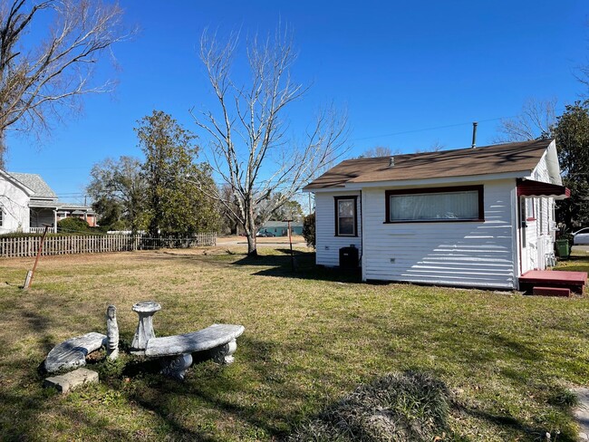 Building Photo - Charming older home close to downtown!