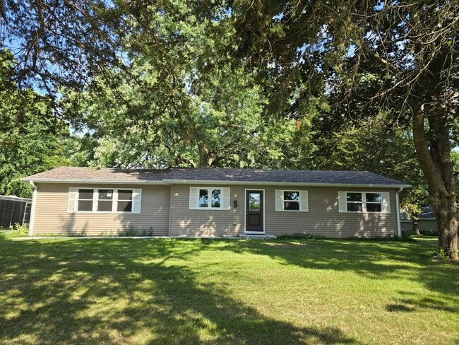 Building Photo - 4 Acorn Ln