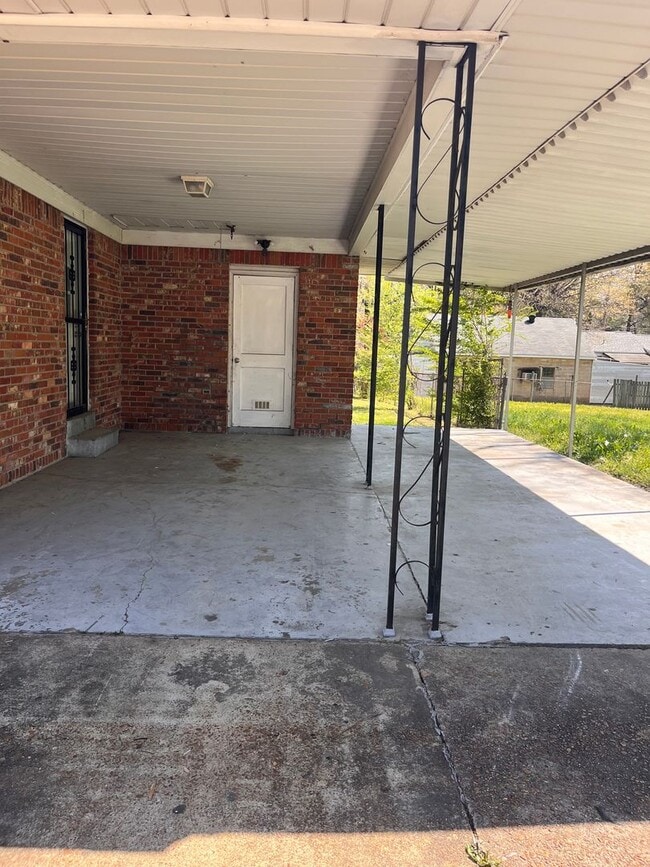 Building Photo - Great Property in quite Neighborhood