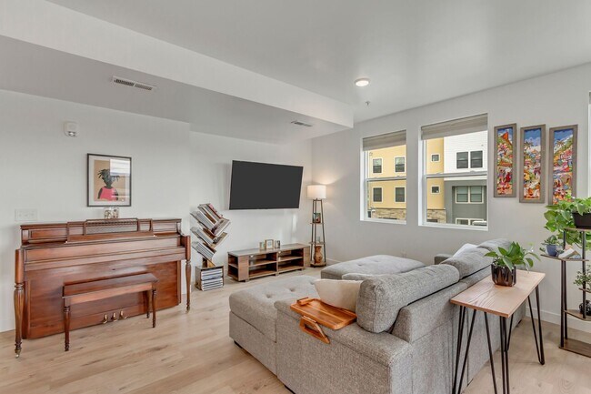 Building Photo - Spacious 3 Bed 2 Bath Condo in Sandy!