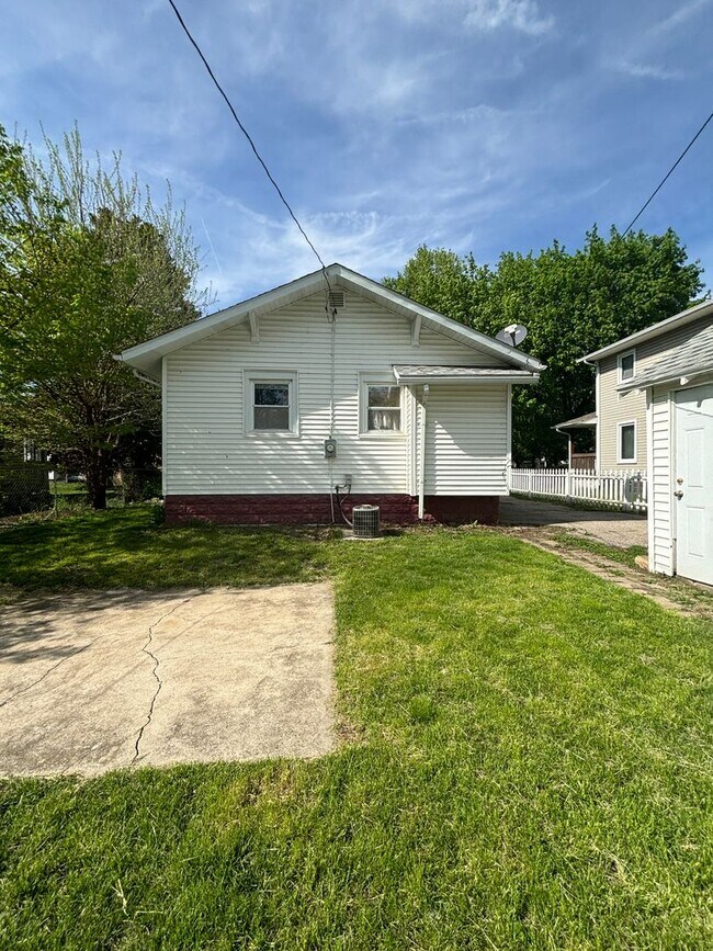 Building Photo - 1022 Forest Ave