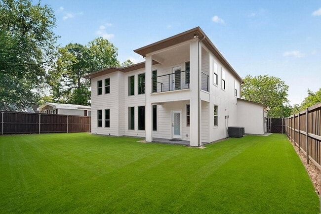 Building Photo - 1840 Highland Dr E