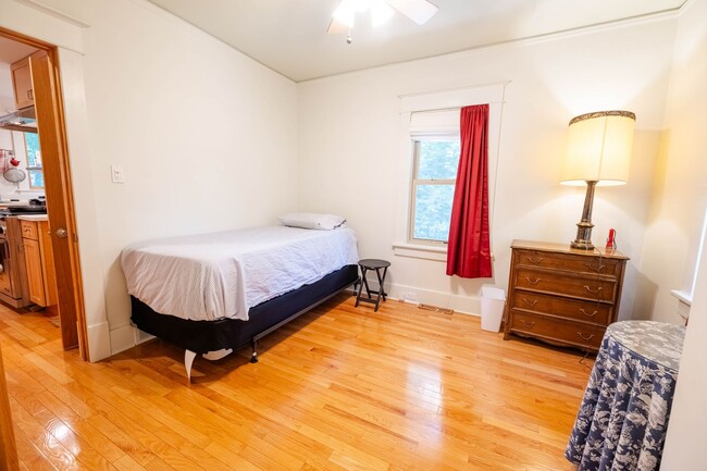 Building Photo - 6 Month Lease: 2 BED / 2.5 BATH HOUSE CLOS...
