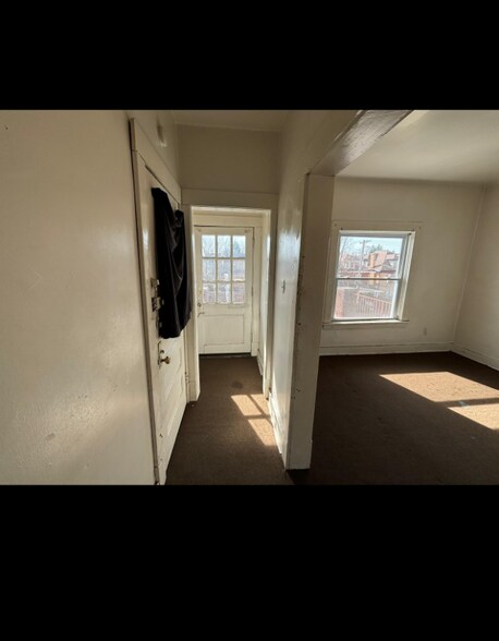 Building Photo - 218 Giffin Ave