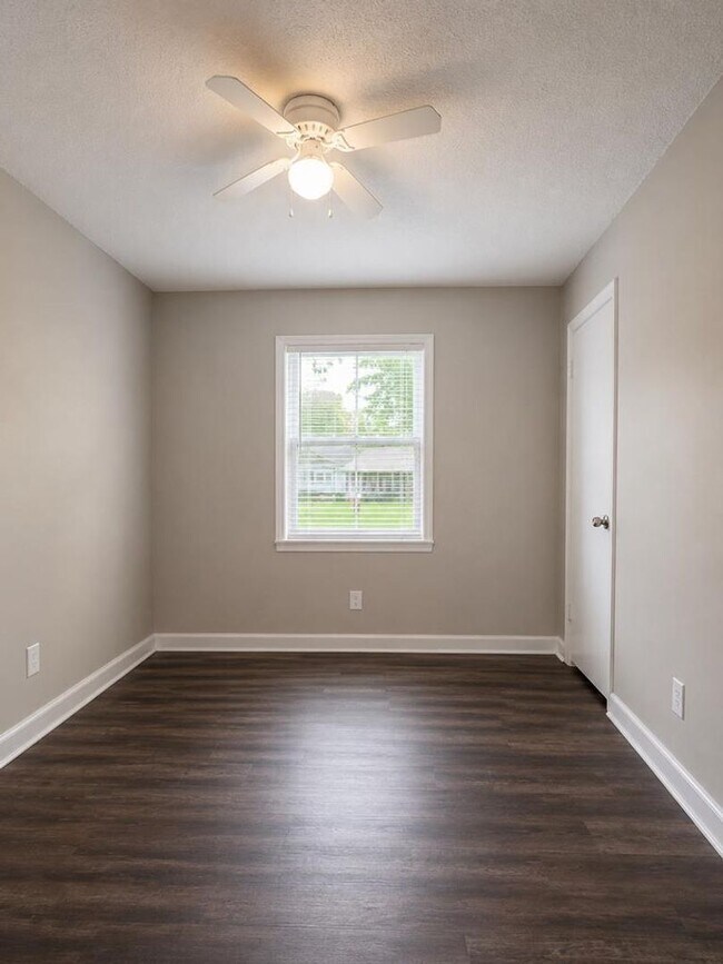 Building Photo - 220 Ebony Ln