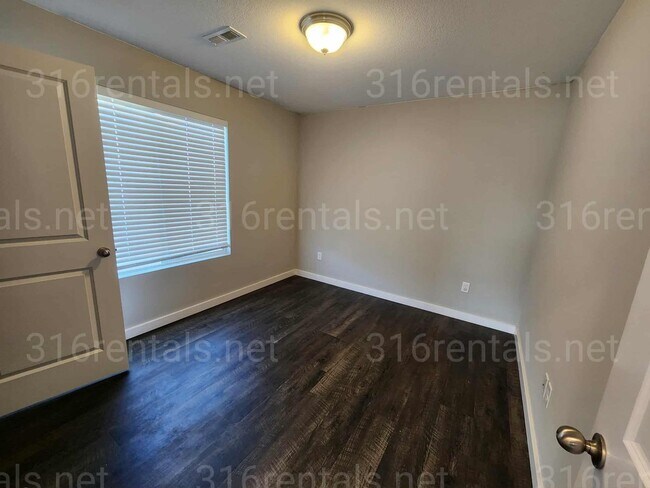 Building Photo - 1809 E 69th Ct N