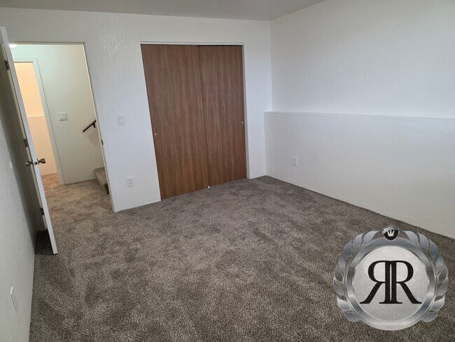 Building Photo - 2 Bedroom, 1 1/2 Bath, Updated!