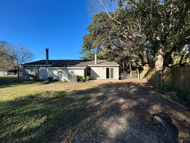 Building Photo - Spacious 2 bedroom! BRAND NEW PAINT AND FLOORING