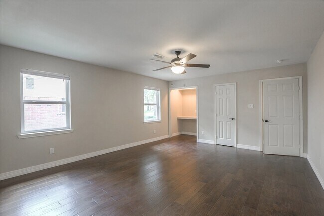 Building Photo - 730 Bison Dr