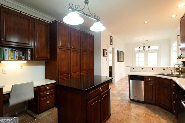 Building Photo - 7155 Roswell Rd