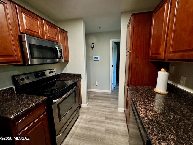 Building Photo - 2550 E River Rd