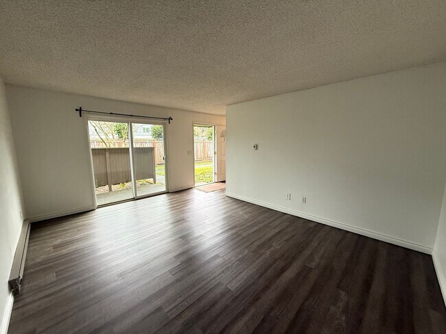 Building Photo - North Tacoma Townhome